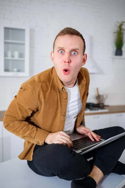 Joven Atractivo Con Ropa Casual Sentado Cocina Usando Una Computadora —  Fotos de Stock