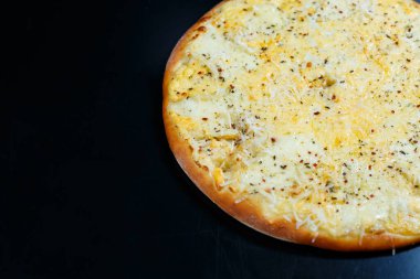 Çedar peynirli, parmesanlı, mozzarella soslu ve domates soslu leziz dört peynirli pizza. Yukarıdan görüntüle.