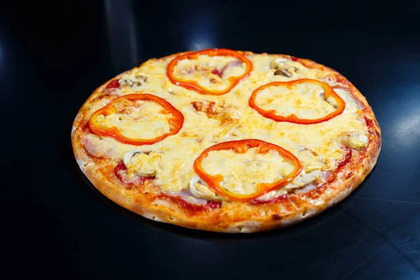 Horká Lahodná Domácí Americká Pizza Červeným Pepřem Masem Tlustou Kůrkou — Stock fotografie