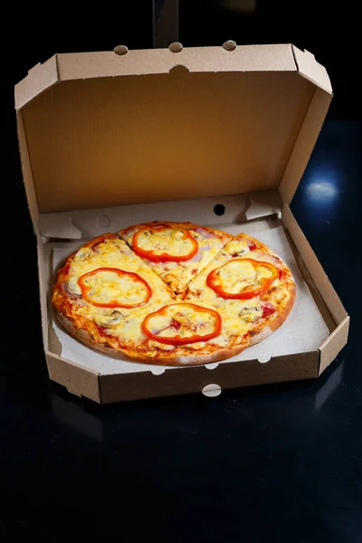 Pengiriman Pizza Italia Oven Lezat Dipanggang Dengan Hidangan Pizza Mozzarella — Stok Foto