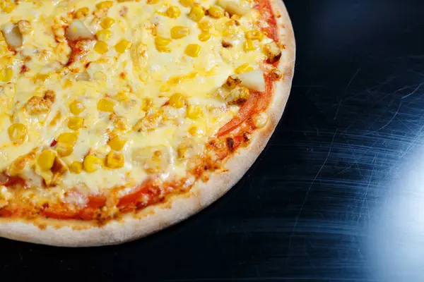Pyszna włoska pizza z surowym mięsem, pomidorami i oliwą z oliwek na ciemnym betonie. Widok z góry z miejsca kopiowania. — Zdjęcie stockowe