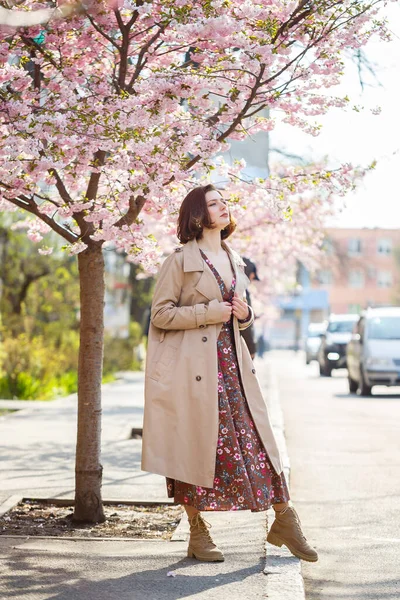 Frühling Läuft Eine Frau Eine Blühende Straße Mit Sakura Bäumen — Stockfoto