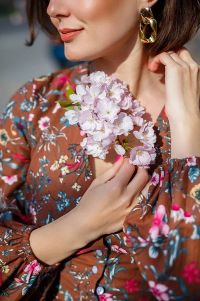 Portret Van Een Zachtaardige Vrouw Tegen Achtergrond Van Sakura Bloemen — Stockfoto
