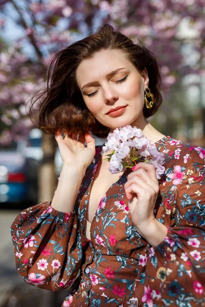 Porträtt Söt Och Vacker Kvinna Flicka Klänning Trädgården Mitt Blommande — Stockfoto