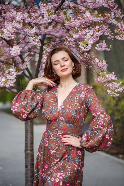 Parlak Elbiseli Muhteşem Bir Kadın Sakura Nın Arka Planında Duruyor — Stok fotoğraf