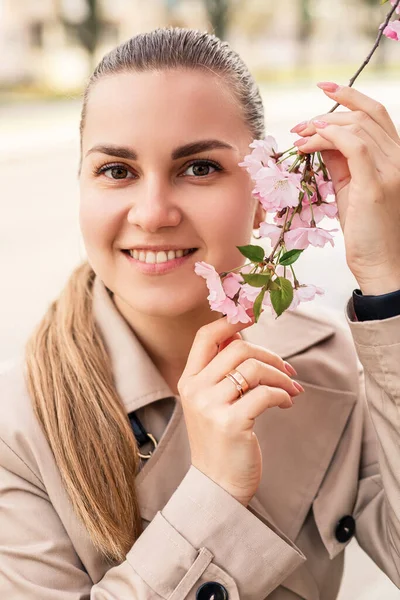 Piękna Kobieta Pobliżu Drzew Sakura Różowe Kwiaty Kwitną Drzewach Ulicy — Zdjęcie stockowe