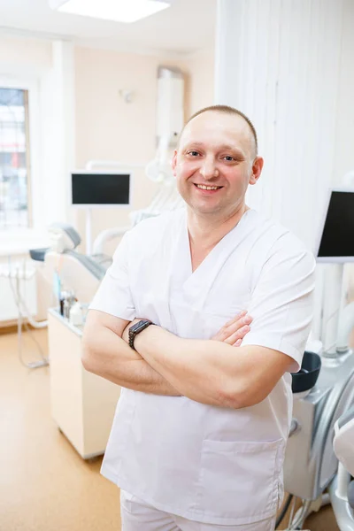 Retrato Homem Sorridente Uniforme Roupão Médico Branco Está Escritório Clínica — Fotografia de Stock