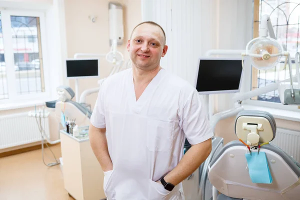 Retrato Homem Sorridente Uniforme Roupão Médico Branco Está Escritório Clínica — Fotografia de Stock
