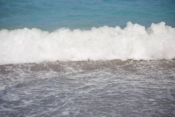 Beautiful views of the sea waves on a sunny summer day. Troubled Sea — 图库照片