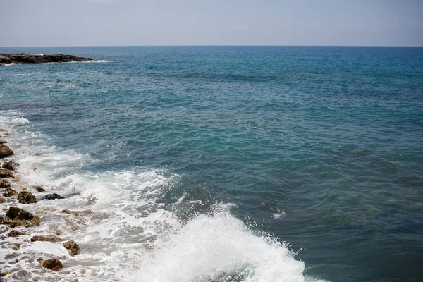 Beautiful views of the sea waves on a sunny summer day. Troubled Sea — Foto de Stock