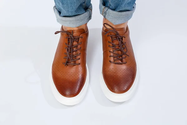 男式休闲鞋是用天然皮革制成的棕色皮鞋，男式休闲鞋是用棕色花边鞋制成的 — 图库照片