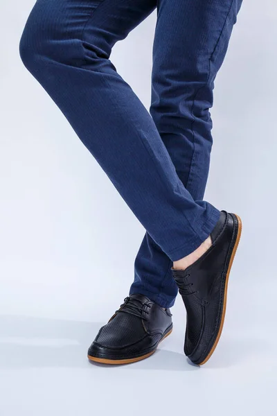 A man is wearing classic black shoes made of natural leather on lace, shoes for men under business style — Stock Photo, Image