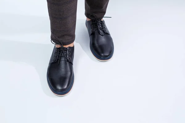 一个男人穿着经典的黑色皮鞋 鞋带是天然皮革做的 是商务风格的男人穿的 高质量的照片 — 图库照片
