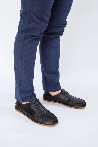 Hombre Está Usando Zapatos Negros Clásicos Hechos Cuero Natural Encaje —  Fotos de Stock