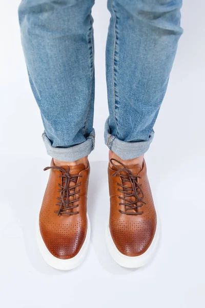 Mens casual shoes are brown with natural leather, men on the shoe in brown lace shoes — Stock Photo, Image