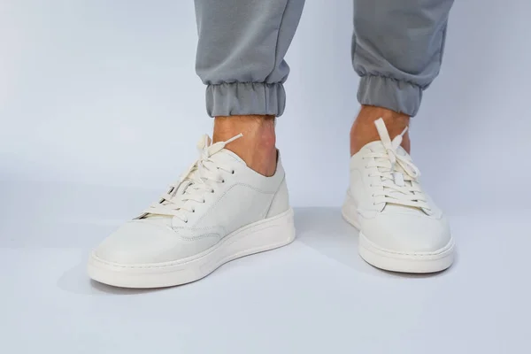 Ανδρικά Πόδια Λευκό Καθημερινό Sneakers Από Φυσικό Δέρμα Δέσιμο Υψηλής — Φωτογραφία Αρχείου