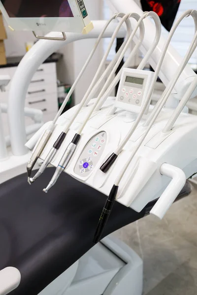 Consultório Odontológico Moderno Com Novos Equipamentos Uma Cadeira Dentária Gabinete — Fotografia de Stock
