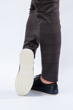 Bir adam dantelli doğal deriden yapılmış klasik siyah ayakkabılar giyiyor. İş hayatı yaşayan erkekler için ayakkabılar. Yüksek kalite fotoğraf