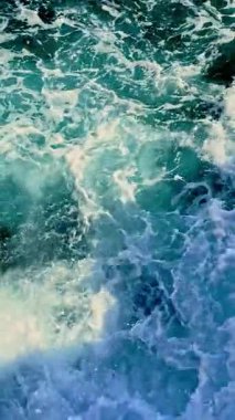 Titrek okyanus dalgaları, karanlık kayalara karşı enerjiyle yuvarlanır ve çarpar. Güneş ışığı, suların yüzeyine yansıyarak, titreyen bir turkuaz tonu yaratır. Huzurlu bir kıyı deneyimi bizi bekler.