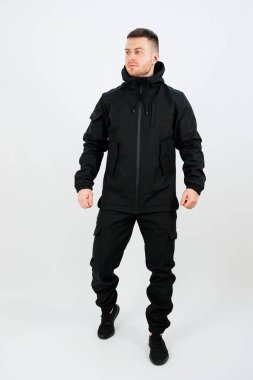 Bir adam, açık hava aktiviteleri için tasarlanmış rahat ve fonksiyonel bir giysi sergiliyor. Çeşitli durumlar ve ortamlar için ideal.