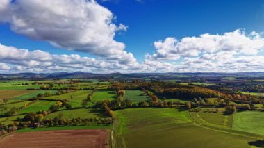 Berrak mavi bir gökyüzünün altında, yemyeşil yemyeşil tarlalar açar, kehribar ve altının gölgelerinde ağaçlarla süslenir, ziyaretçileri sonbaharda doğanın güzelliğini keşfetmeye davet eder..