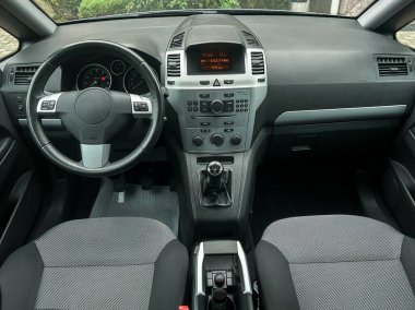 Bu iç mekan, şık koltukları ve sezgisel kontrol paneliyle iyi tasarlanmış bir araba kabini sunuyor. Şehir seyahatleri sırasında sürücüleri konfor ve rahatlık dünyasına davet ediyor.