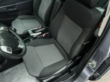 Kabinin içinde, modern bir araçta stil ve işlevselliğin karışımını gösteren rahat koltukları ve kullanıcı dostu bir düzeni ayrıntılı olarak vurguluyor.