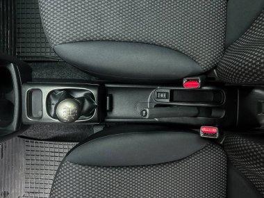 Arabanın içini yakından görmek, vites kolunun, merkez konsolun ve rahat koltukların altını çizmek. Ayarlar güneşli bir gün serüveninde rahatlatıcı bir an olduğunu gösteriyor..