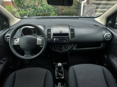 Modern bir kompakt arabanın içinde, gösterge paneli uygun şekilde düzenlenir ve ayarlanır. Lüks koltuklar her sürüşünde rahat bir yolculuğa davet edilir..