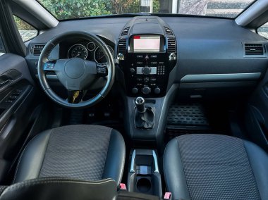Arabanın içinde gösterişli bir gösterge paneli, göstergeler, düğmeler ve merkezi bir konsol yer alıyor. Koltuklar rahat, hoş bir sürüş deneyimi yaşanıyor..