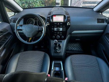 Geniş kabinde rahat koltuklar ve güneşli bir günde işlevselliği ve tarzı yansıtan gelişmiş kontroller yer alıyor. İçinde mükemmel bir konfor ve yenilik var..