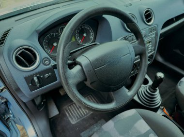 Kompakt bir arabanın içinde konfor ve işlevsellik odaklı şık, modern bir tasarım sergileniyor..