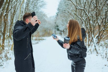 Bir çift güzel karlı bir günde neşeli bir şekilde özel anları yakalıyor, sakin kış manzaralarıyla çevrili, büyük açık havada aşklarını ve maceralarını sergiliyorlar.