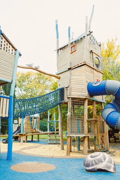 Parlak renkli oyun parkında ahşap oyun evleri, bir kaydırak ve tırmanma ağları, çocukların birlikte keşfetmeleri ve oynamaları için eğlenceli ve güvenli bir ortam sağlıyor..