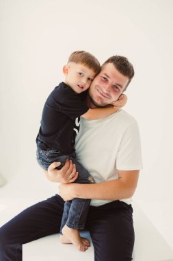 Sadık bir baba, genç oğluyla samimi bir an yaşar. Sakin ve minimalist bir ortamda ailenin derin ve anlamlı bağlarını güzel bir şekilde gösterir.