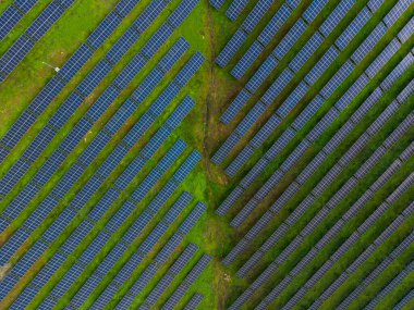Güneş panelleri yeşil arazide düzenli olarak düzenlenir. Ayar gün ortasında gerçekleşir. Bölge yenilenebilir enerji kaynaklarına adanmıştır..