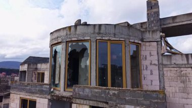 Rüzgâr, terk edilmiş bir yapının kırık pencerelerinden fısıldıyor. Doğanın topraklarını geri almaya başladığı yerden. Karanlık çöktüğünde gölgeler dağılan duvarlarda oynar..