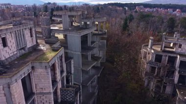 Harap olmuş yapılar, ağaçların toprağı geri almaları ve bu sakin, aşırı büyümüş topraklarda zamanın geçişini vurgulamaları ile ilgili hikayeler anlatarak terk edilmiş vaziyette duruyorlar..