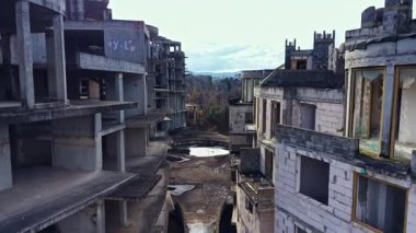 Ürkütücü bir manzara yıkılan yapıları gözler önüne seriyor. Solgun ihtişam ve doğanın nazik müdahalesi. Unutulmuş bir yer, yıkık duvarlar ve dağınık enkazlar arasında hikayesini anlatıyor..