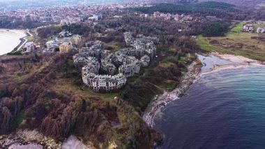 Terk edilmiş bir sahil köyünün kalıntıları ürkütücü bir şekilde doğanın pençeleri arasında duruyor. Yıkılan yapılar sakin denizi görüyor. Gri gökyüzünün altında geçmişin hikayelerini fısıldıyor..