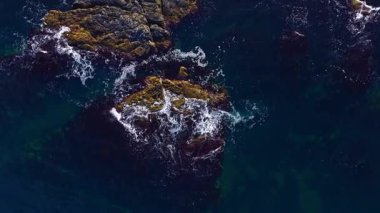 Turkuaz dalgalar engebeli kayaların üzerinde süzülürken martılar da bu kıyı cennetinde ses ve hareketin ritmik bir senfonisini oluşturur..