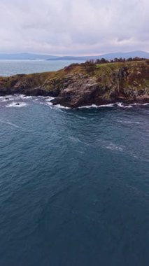 Sabahın erken saatlerinde, kayalık uçurumlar sahil boyunca görkemli bir şekilde yükselirken, yumuşak dalgalar kıyıya vurarak doğal güzelliklerle dolu huzurlu bir atmosfer yaratıyor..