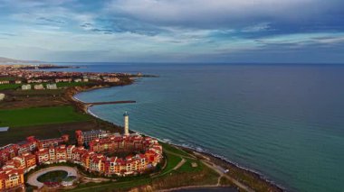 Sahil şeridi boyunca kurulmuş bir sahil köyü, renkli binalar, yemyeşil ve alacakaranlıkta sakin bir gökyüzünün altında çarpıcı okyanus manzaralarıyla övünür..