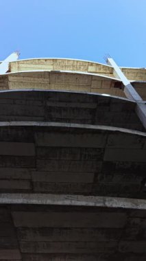 Benzersiz beton bir yapıya bakarak, kalın eğriler ve düz çizgiler güneş ışığı altında harmanlanarak, canlı bir gökyüzüne karşı modern mimarinin güzelliğini gözler önüne seriyor..