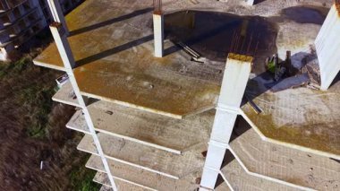 Doğanın hakimiyetinin ortasında, çürüyen beton zeminleri ve paslanmış destek kirişleri ile terk edilmiş bir bina, vahşi yeşilliklere karşı rahatsız edici ama büyüleyici bir manzara yaratıyor..