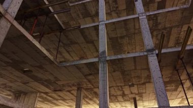 Boş bir yapıda gölgeler, alacakaranlık filtrelerinin sıcak parıltıları gibi açığa çıkan beton kirişler üzerinde dans ederek kayıp zaman ve gerçekleşmemiş rüyaları anlatır..