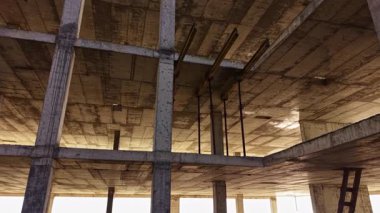 Güneş ışığı terk edilmiş yapının içinden süzülerek engebeli beton duvarlara gölge düşürür. Sessiz kirişler, unutulmuş bir geçmişin kalıntılarını sergiliyor..