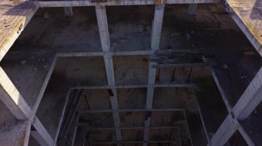 Güneş ışığı, terk edilmiş bir binanın içi boyunca gölgeler bırakır. Doğa boşluğu geri almaya başladığında unutulmuş bir geçmişin kalıntılarını ortaya çıkarır..