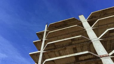 Beton iskelet kentsel alanda el değmemiş bir gökyüzüne doğru uzanır. Günışığı, modern yapının sanatını ortaya çıkararak ham dokuları ön plana çıkarıyor. Bir büyüme ve potansiyel manzarası.