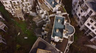 Bu ıssız bölgede gezinen doğa, yıkık dökük duvarlar ve boş odalar arasında yerini geri alır. Bir zamanlar hayat dolu olan ve şimdi zamanda kaybolmuş bir topluma bir bakış sunar..